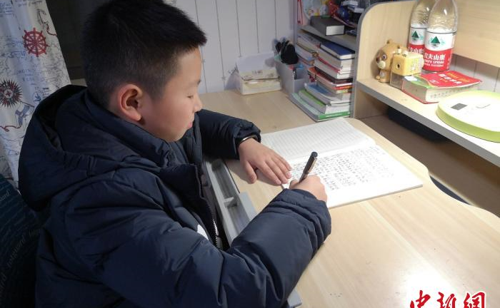 Cậu bé nhắn mẹ bác sỹ: Virus ở rất xa nhà, mẹ yên tâm chữa bệnh, sớm trở về không bị lây nhiễm